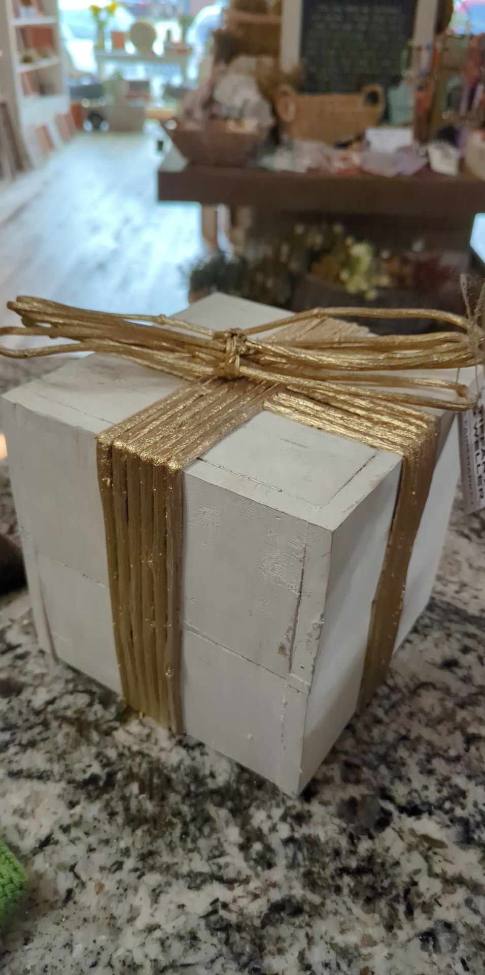 TW White/Gold Present