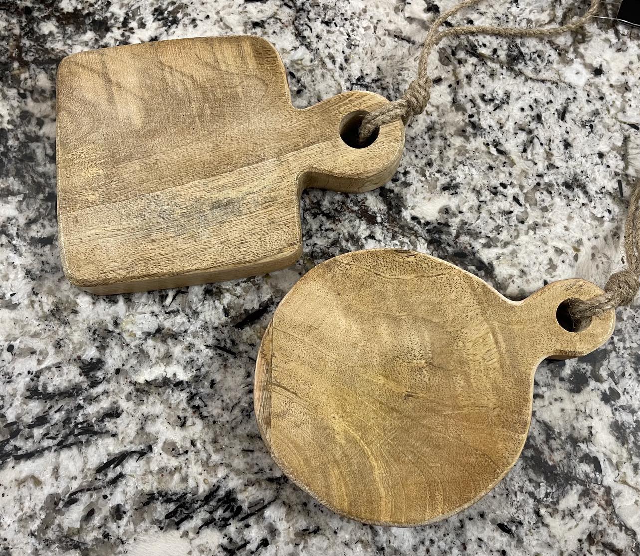 SET OF 2 WOOD BOARDS 1 ROUND 1 SQUARE