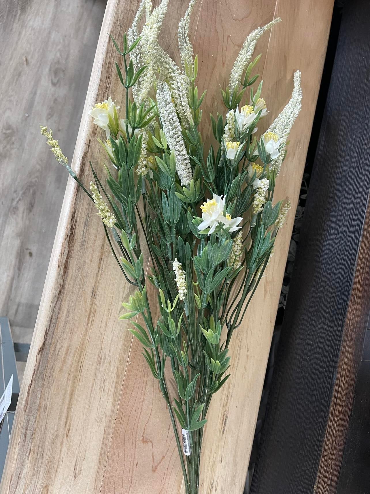 Cream / Green Tall Greenery Pick