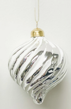 Load image into Gallery viewer, PDSC2302 SILVER SWIRL ORNAMENTS
